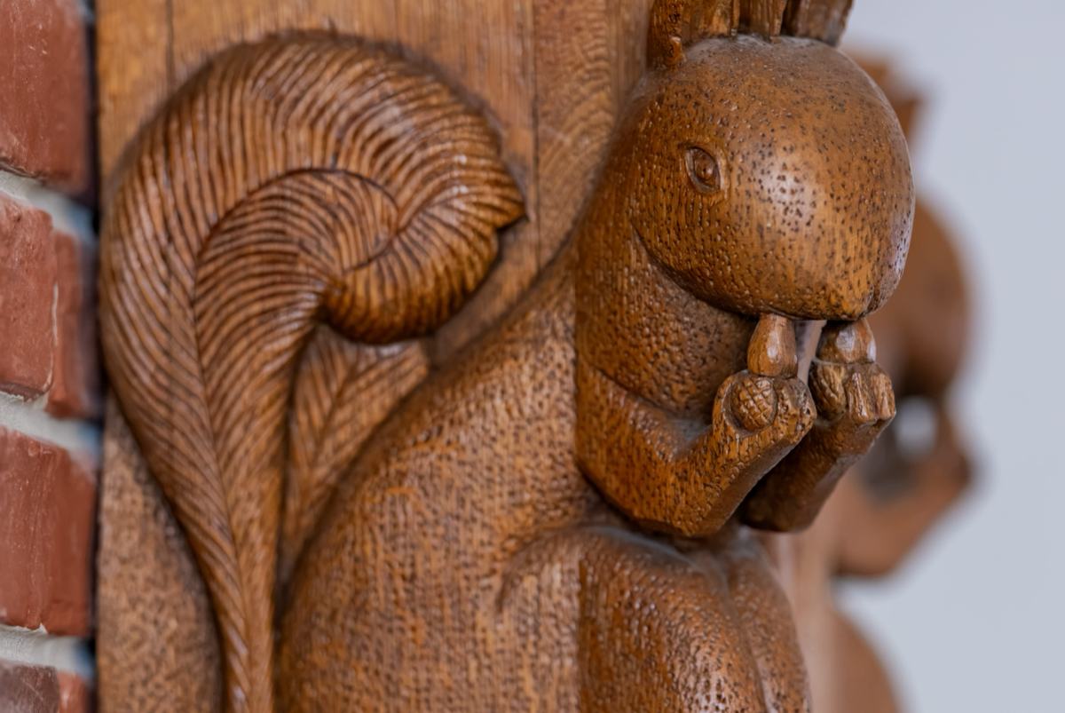 Veveriță sculptată în lemn, la colțul unei grinzi