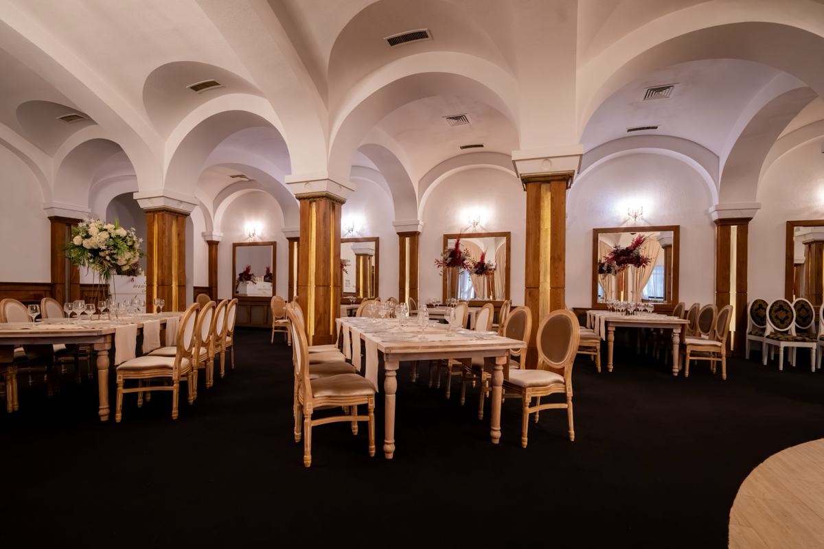 Sala văzută din capăt, cu mesele pregătite