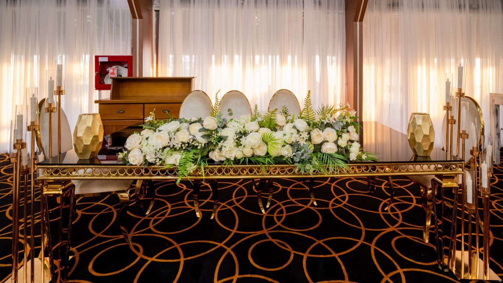 Masa mirilor, lungă, cu aranjament de flori albe, în Grand Event Ballroom